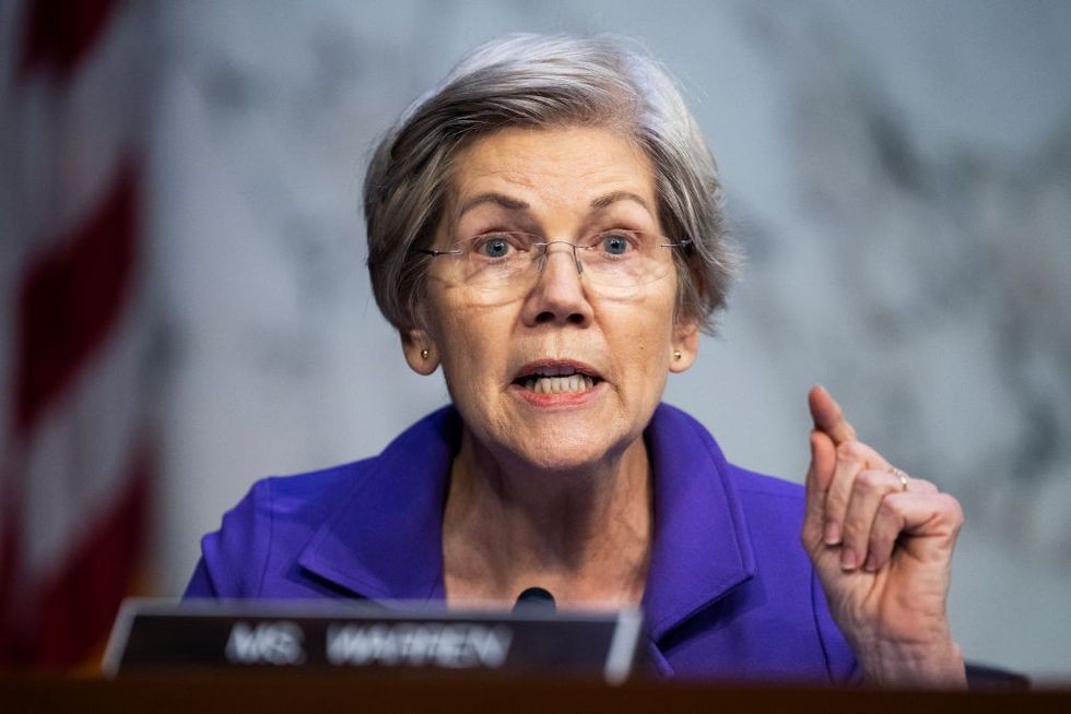 Warren Demands Probe Into Bank Failures, Urges Biden to Fire Powell