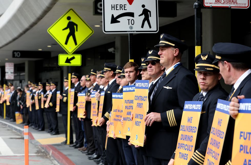 United Pilots Picket for Better Contract After American, Southwest Counterparts Authorize Strikes