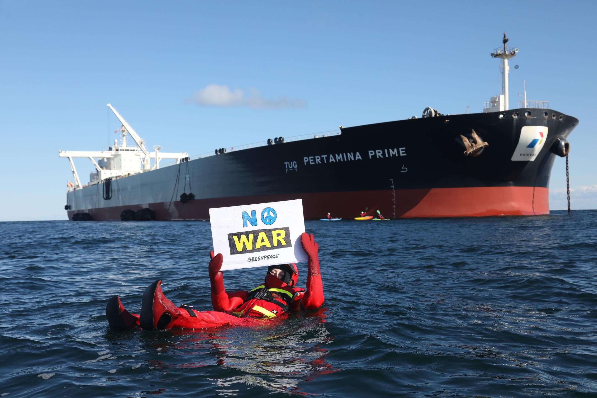 'Stop Fueling The War': Kayakers Block Transfer Of 100,000 Tonnes Of ...