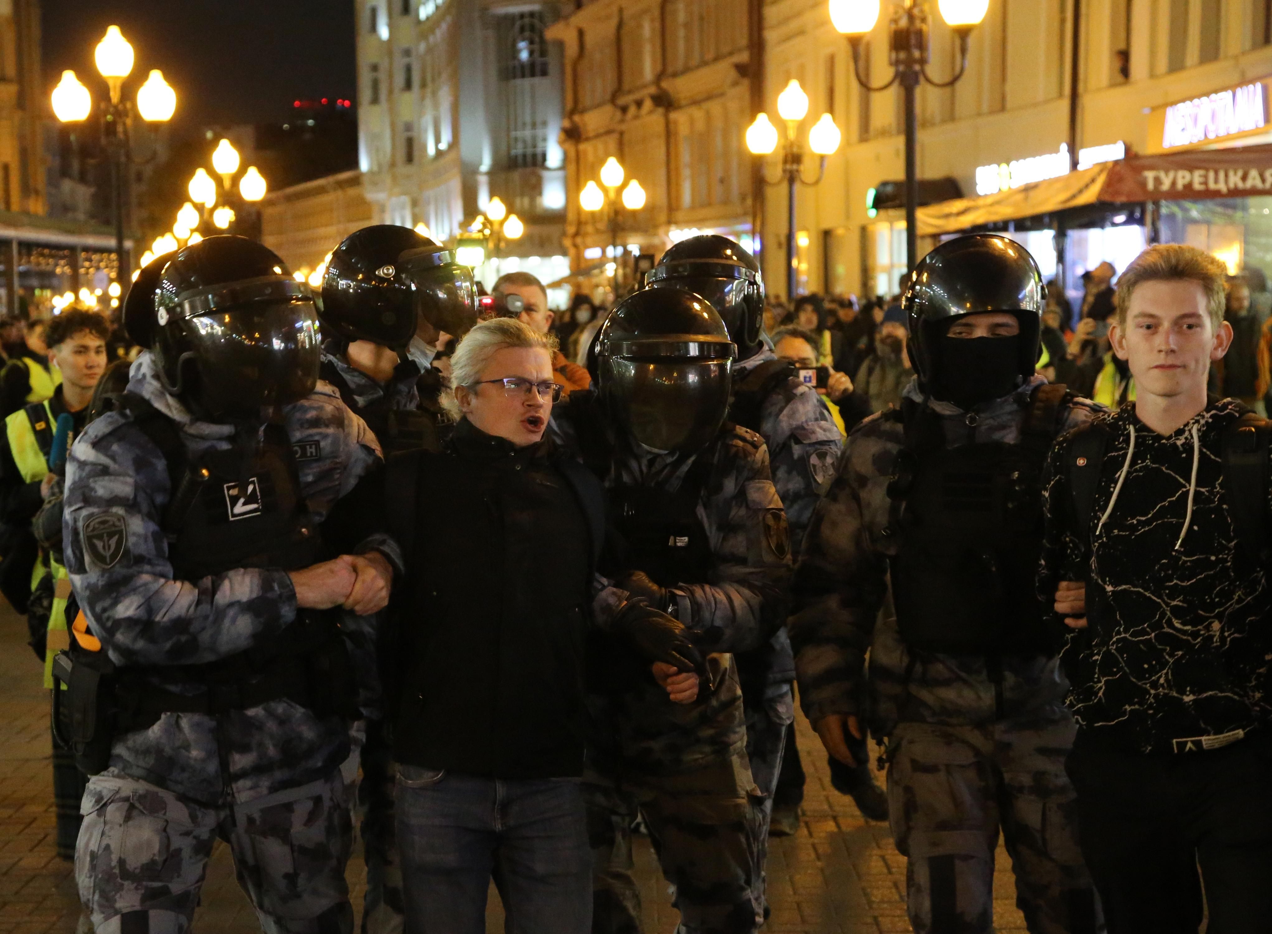 Rights Group Says Over 1,100 Russians Arrested For Protesting Putin's ...